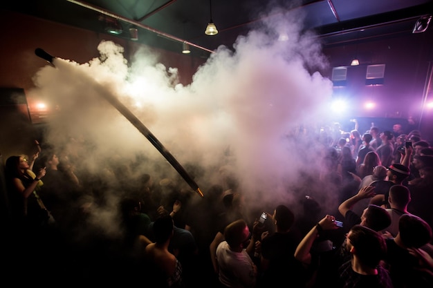 Eine Menschenmenge in einem Club, aus der Rauch aufsteigt