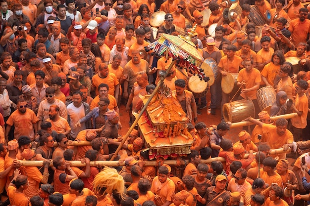 Eine Menschenmenge in Orange und Blau mit dem Wort Gott darauf