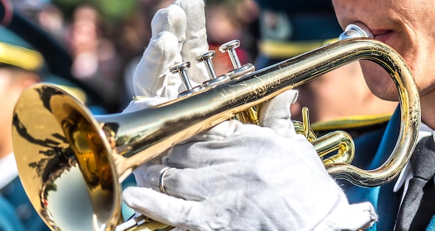 Foto eine militärische blechkapelle mann spielt trompete