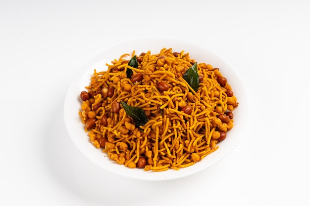 Eine Mischung, allgemein bekannt als Chivda oder Namkeen, ist in Indien ein beliebter und köstlicher herzhafter Snack, eine Mischung aus verschiedenen knusprigen und aromatischen Zutaten