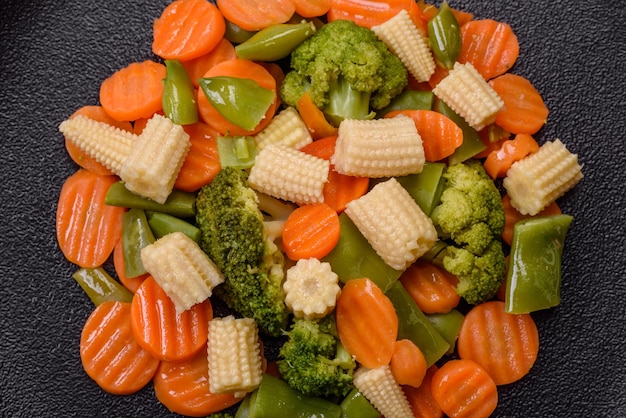 Eine Mischung aus Gemüse, Karotten, Mais, Spargel, Bohnen, gedünstet