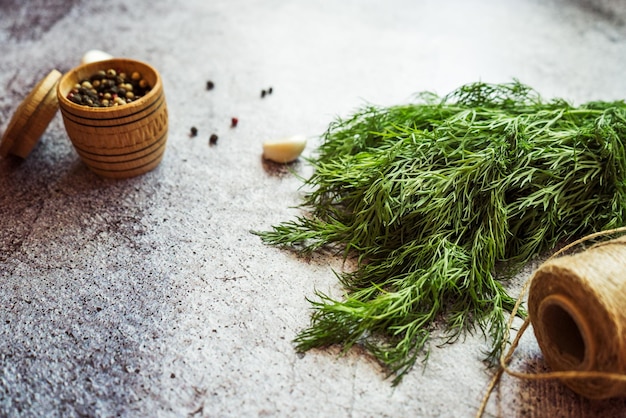 Eine Mischung aus Paprika und Dill mit Knoblauch auf einem grauen Tisch 1