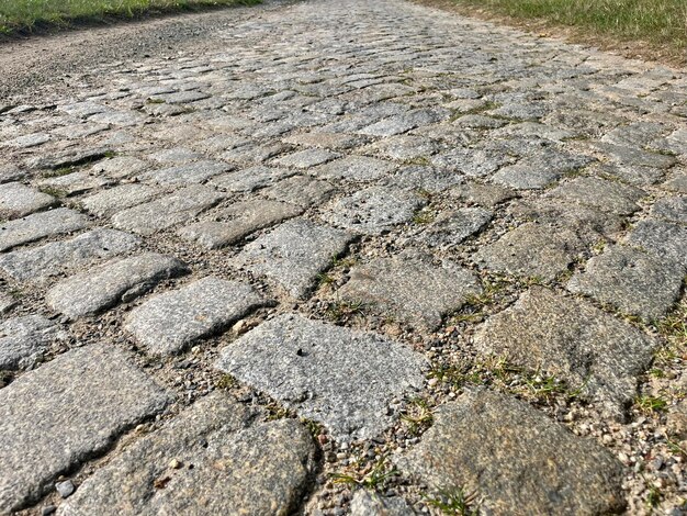 Eine mit alten Steinen gesäumte Bürgersteigstraße in Nahaufnahme