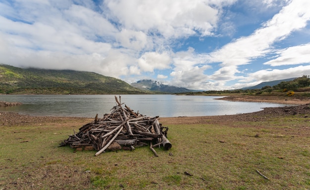 Eine mit Stöcken gebaute Hütte auf einer Wiese für Hirten und Kinderspiele