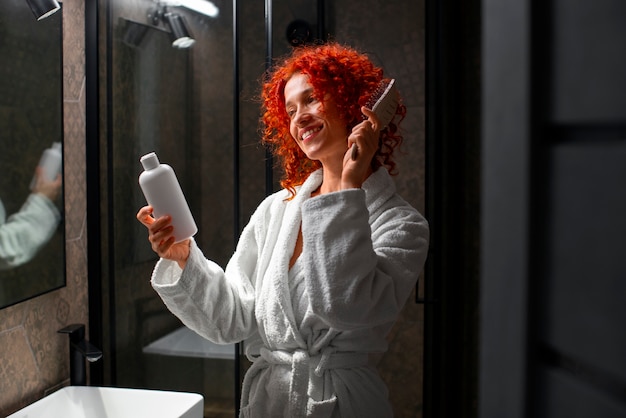 Foto eine mittelgroße junge frau mit lockigem haar