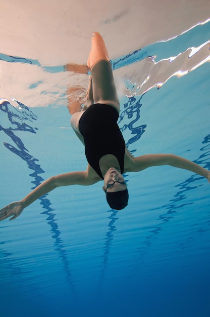 Foto eine mittlere erwachsene frau schwimmt im pool