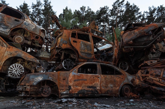 Eine Müllhalde von erschossenen und verbrannten Autos infolge der russischen Invasion des Ukraine-Krieges in der Ukraine