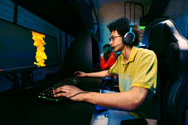 Eine multiethnische Gruppe junger Freunde spielt Videospiele