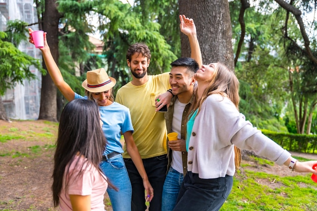 Eine multiethnische Gruppe von Geburtstagsfeiern im Stadtpark feierte Spaß und Tanz