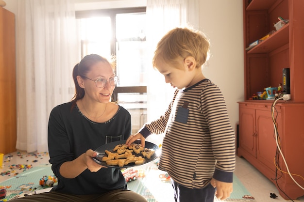 Eine Mutter brachte ihrem Sohn Kekse ins Spielzimmer