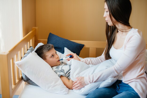 Eine Mutter kümmert sich um ihr Kind, das Fieber hat