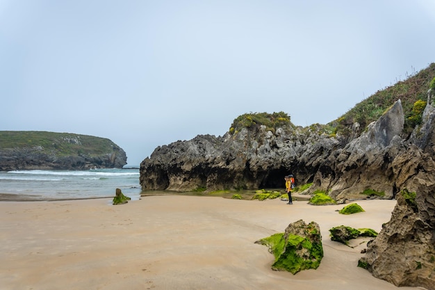 Eine Mutter mit ihrem Sohn an der Playa de Sorraos auf der Halbinsel Borizu in der Stadt Llanes Asturien Spanien