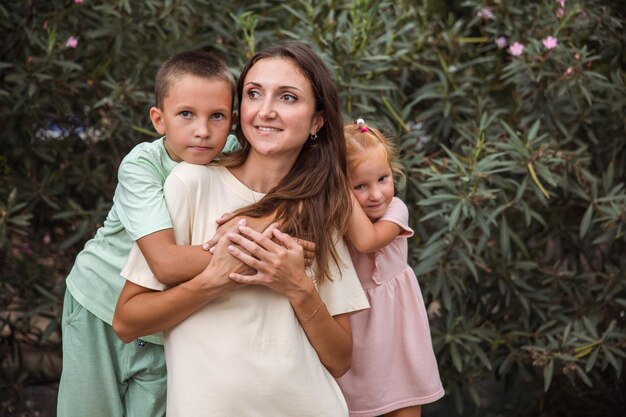 Eine Mutter mit Kindern spaziert in einem Stadtpark Familienurlaub das Konzept eines gesunden Lebensstils und Familienfreizeit