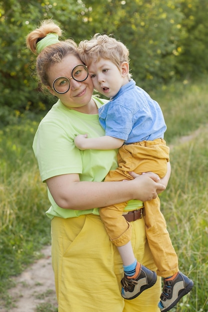 Eine Mutter umarmt sanft ein behindertes Kind. Infantile Zerebralparese. Aktivieren. Behinderung. Eine Familie mit einem behinderten Kind.