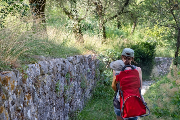 Eine Mutter und ein Kind, die einen Weg in Italien hinuntergehen