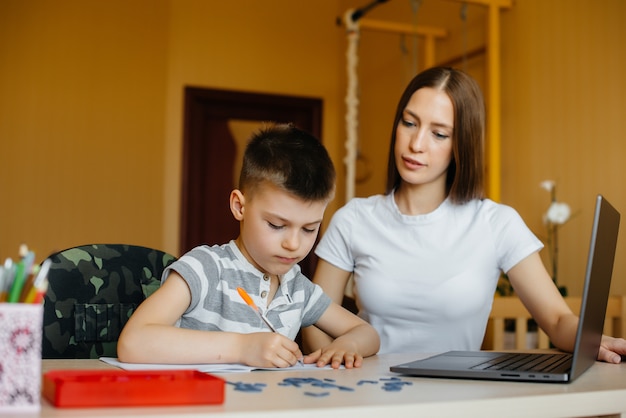 Eine Mutter und ihr Kind lernen zu Hause vor dem Computer Fernunterricht. Bleib zu Hause und trainiere.
