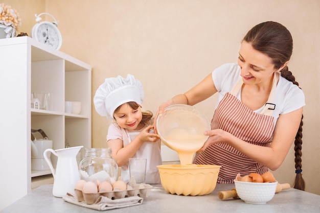 Foto eine mutter und ihre tochter bereiten kekse zu und haben spaß in der küche hausgemachtes essen