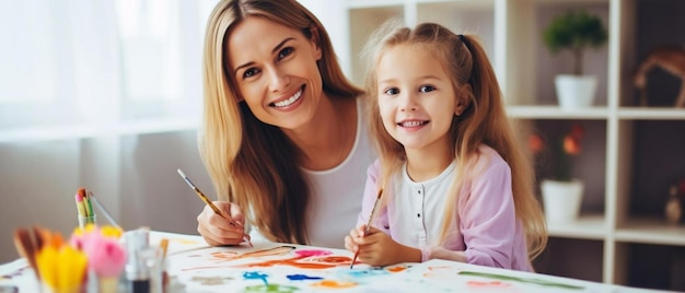 eine Mutter und Tochter malen mit einem Pinsel