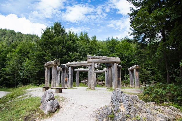 Foto eine nachbildung von stonehenge im wald