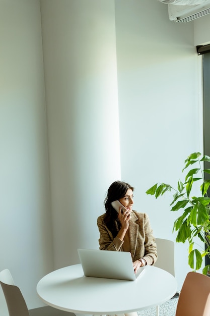 Eine nachdenkliche Berufsfrau beschäftigt sich mit tiefen Gedanken in einem hellen Büro