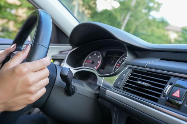 Eine Nahaufnahme der Klimaanlagen und ein Disk-Dashboard des Innenraums eines Automobils.