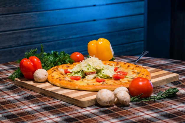 Eine Nahaufnahme des Tisches zum Mittagessen Pizza Gemüse gelbe und rote Paprika Pilze auf Holzbrett