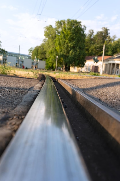 Eine Nahaufnahme einer Eisenbahnstrecke mit selektivem Fokus im Morgensonnenlicht