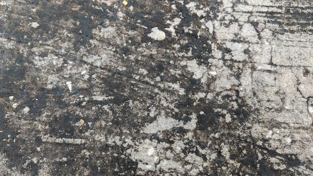 Eine Nahaufnahme eines Betonbodens mit einem schwarz-weißen Muster.