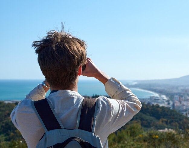 Eine Nahaufnahme eines jungen Mannes aus Spanien