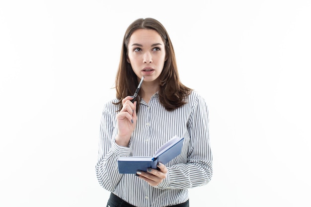 Eine Nahaufnahme eines lächelnden weiblichen Büroangestellten, der einen Notizblock hält und auf einen weißen Hintergrund setzt, der bereit ist, Notizen zu machen