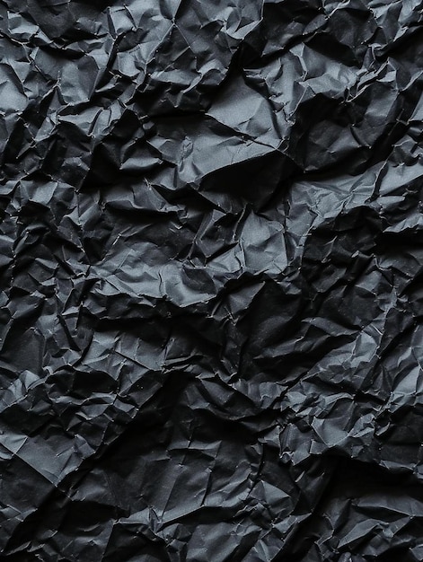 eine Nahaufnahme eines schwarzen, zerknitterten Papiers.