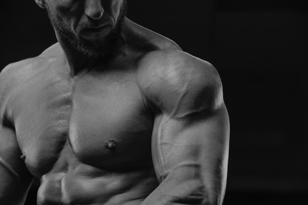 Eine Nahaufnahme eines Teils eines Torsos eines Bodybuilders während eines Trainings