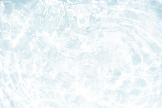 eine Nahaufnahme eines Wassers mit Blasen