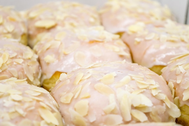 Eine Nahaufnahme köstlicher Donuts mit Zuckerguss und Mandelstreuseln