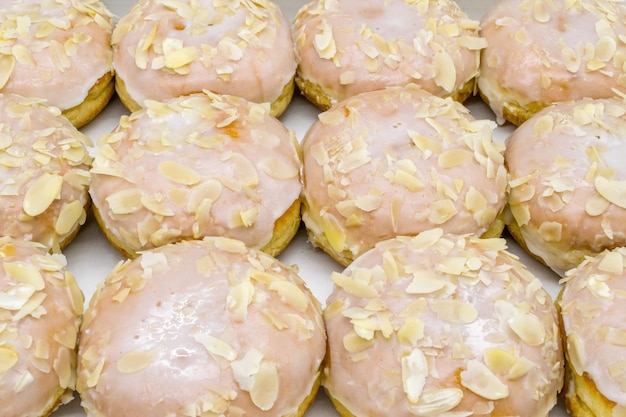 Eine Nahaufnahme köstlicher Donuts mit Zuckerguss und Mandelstreuseln