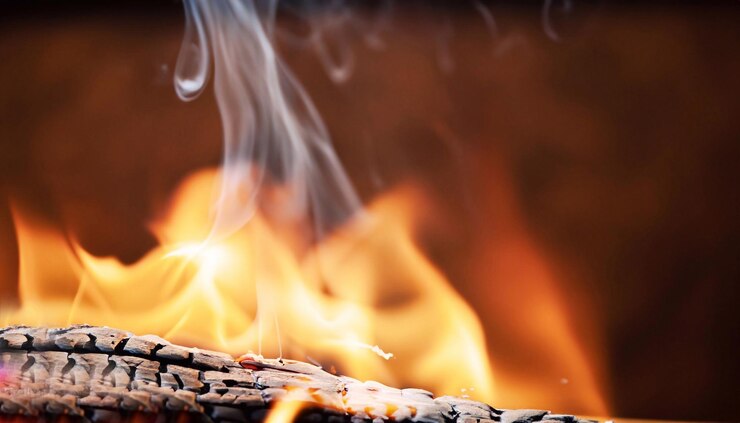 Foto eine nahaufnahme mehrerer brennender holzstücke