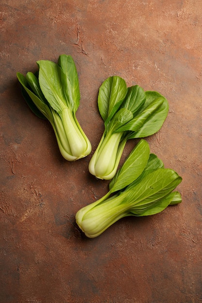 Eine Nahaufnahme von Bok Choy auf einer braunen Oberfläche