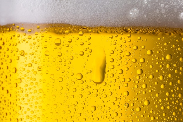 Eine Nahaufnahme von einem Bierglas mit Kondensationstropfen. ideal für Webseiten und Zeitschriftenlayouts