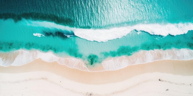 Eine Nahaufnahme von einem Strand mit türkisfarbenem Meer.