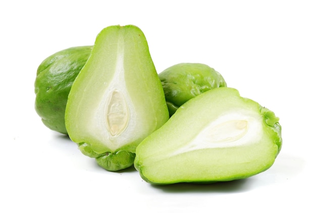 Eine Nahaufnahme von frischen grünen Chayote-Früchten, die auf einem weißen Hintergrund isoliert sind