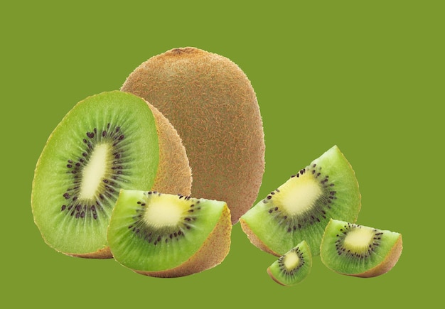 Eine Nahaufnahme von geschnittenen Kiwis vor einem grünen Hintergrund