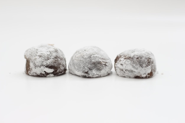 eine Nahaufnahme von schokoladenartigem Mochi, das auf weißem Hintergrund isoliert ist