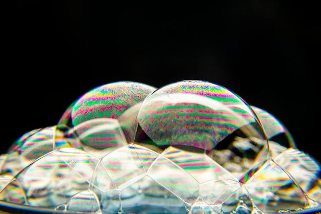 Eine Nahaufnahme von Seifenblasen mit schwarzem Hintergrund