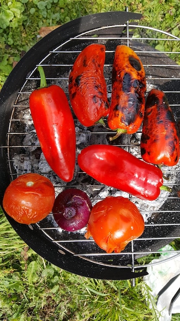 Eine Nahaufnahme von Tomaten aus hohem Winkel