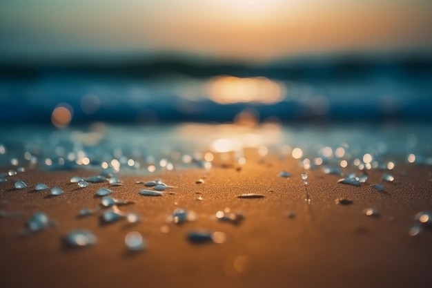 Eine Nahaufnahme von Wasser an einem Strand, dahinter die untergehende Sonne