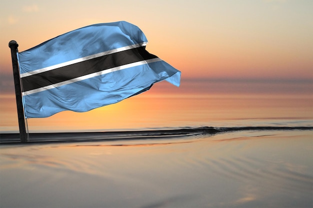 Eine Nationalflagge des Landes Botswana auf einem Seehintergrund