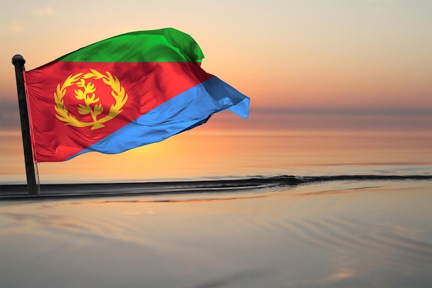 Eine Nationalflagge des Landes Eritrea auf einem Seehintergrund