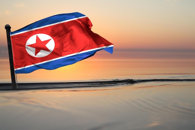 Eine Nationalflagge des Landes Nordkorea auf einem Seehintergrund