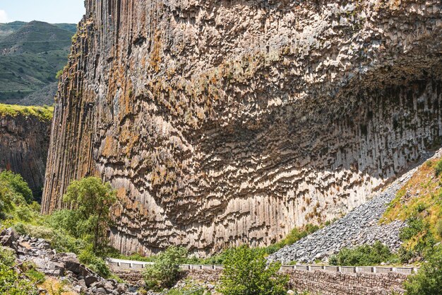 Foto eine neue autostraße und ein fußgängerweg wurden zu einer wichtigen naturattraktion armeniens, einer symphonie aus steinen oder basaltsäulen, angelegt