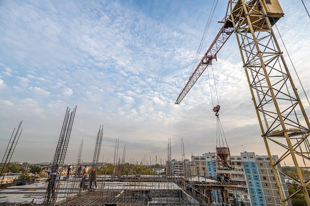 Eine niedrige Aufnahme eines Krans mit Ausrüstung auf einer Baustelle in der Nähe einer neuen Gebäudeinfrastruktur